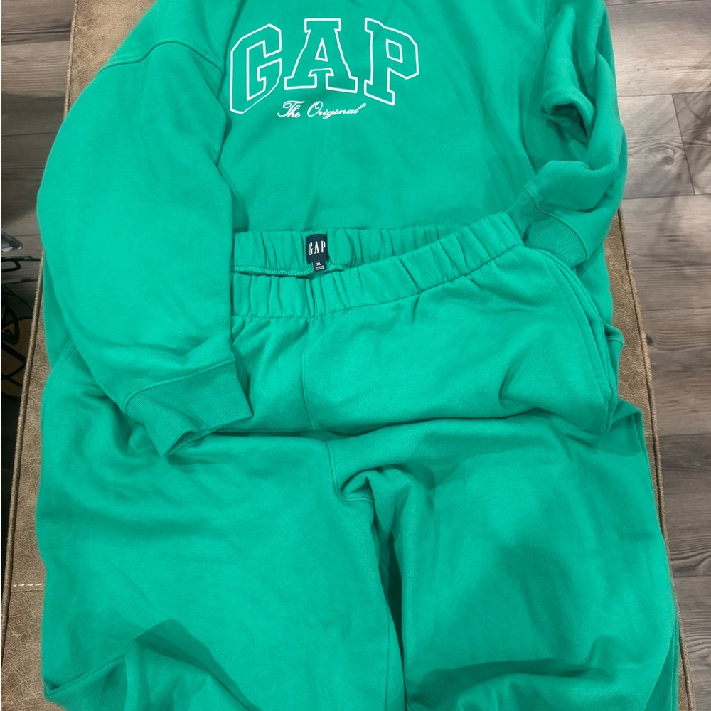 GAP Woman sweatpants and sweater
